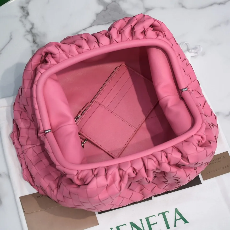 🔥🔥The counterattack of the popular Bottega Veneta started with this series of cloud bags, which went viral in the fashion circle and started a craze! Out of stock, out of stock, out of stock... One piece is hard to find, super hard to buy, regardless of age, season, or occasion. Very classy. Really, if you carry this on the road, it will turn heads! This is also the reason why this series is so expensive. Large size: 38*20*8.5cm [Big clouds and large grid weaving]